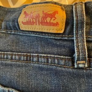 Levi's women’s  Blue Jeans. SZ 5